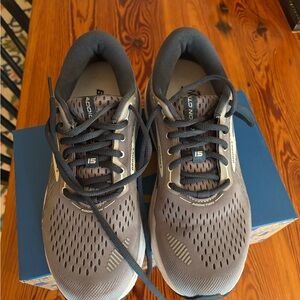 Brooks Addiction GTS 15
Size 9 Narrow
